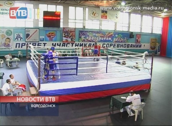 В Волгодонске проходит традиционный турнир по боксу памяти Алексея Улесова