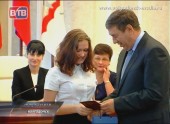 Школьникам города паспорта вручил мэр Виктор Фирсов