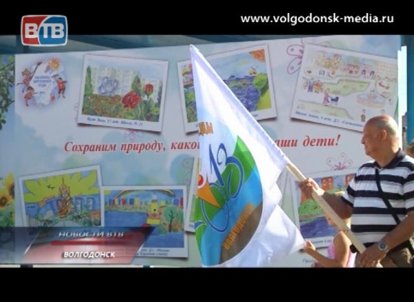 Сегодня остановочные комплексы в Волгодонске украсили рисунками юных горожан