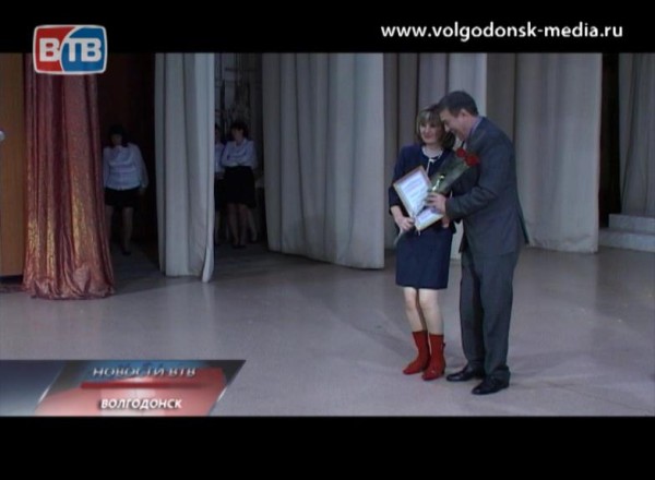 В преддверие профессионального праздника педагоги Волгодонска принимают поздравления
