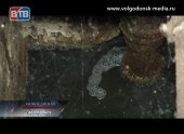 Житель дома № 11 по улице Волгодонской уже три дня соседствует с зловонным запахом канализационных стоков
