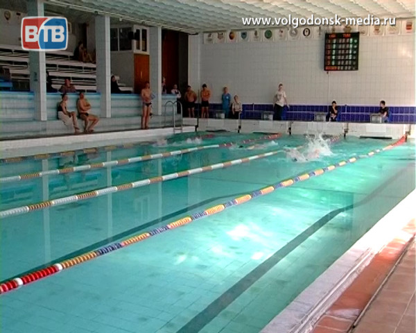Волгодонские пловцы вошли в десятку сильнейших на Кубке по троеборью в плавании