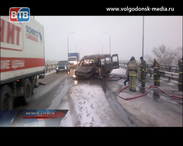 ДТП на трассе «Морозовск — Цимлянск — Волгодонск». В результате аварии загорелся один из автомобилей