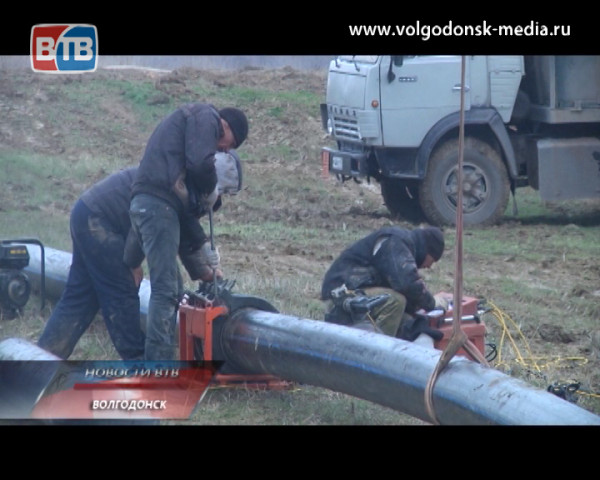 Вода будет в течение суток. Главный коммунальщик Волгодонска провёл брифинг на месте аварии на канализационном коллекторе К-7