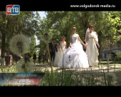 Девушки Волгодонска прошли маршем по центральной улице в свадебных платьях