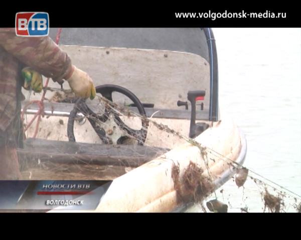 В Цимлянском водохранилище рыбаки и сотрудники рыбоохраны продолжают операции по очистке водоема от бесхозных снастей