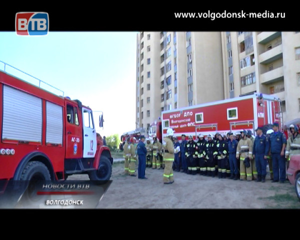 Пожарные подразделения и службы экстренного реагирования Волгодонска приняли участие в учениях по тушению двенадцатиэтажного дома