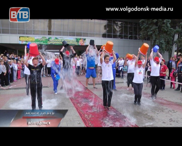 Коллектив Дворца Культуры «Октябрь» принял участие во всемирной благотворительной акции и облился ледяной водой