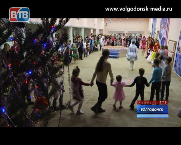 Депутат Георгий Ковалевский организовал для жителей 4 округа новогоднее представление с цирковыми элементами