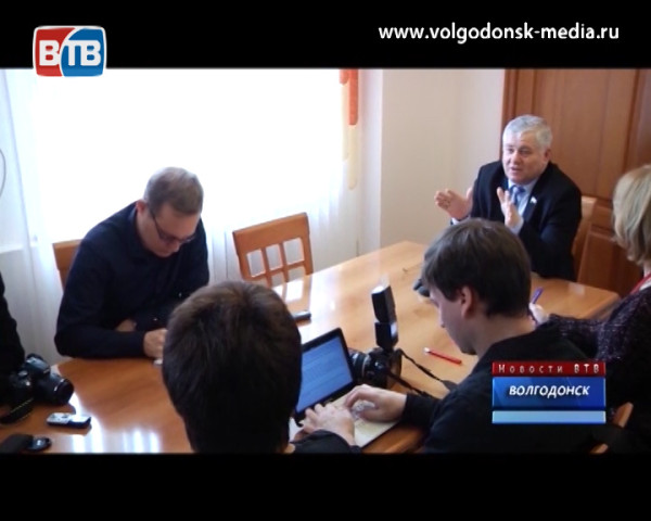 Последняя перед сложением полномочий спикера Думы пресс-конференция Петра Горчанюка