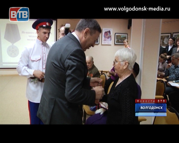 Волгодонских ветеранов наградили юбилейными медалями к 70-летию Победы