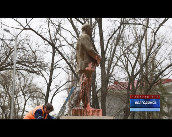 Вандалы облили памятник Ленину в «Юности» розовой краской