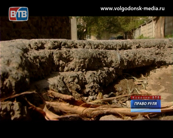 Топ-4 глубочайших ямы на дорогах Волгодонска, которые никто почему-то не ремонтирует