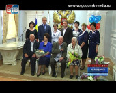 Две волгодонские семьи получили губернаторские знаки «Во благо семьи и общества»