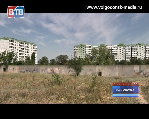 Зам. губернатора Игорь Гуськов пообещал восстановить заброшенное здание на пустыре в районе В-9 и рядом построить новую школу