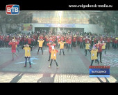 Участники фестиваля «Голубь мира», проходящего в эти дни в Волгодонске, провели флешмоб «Дети за мир во всем мире»