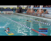 В бассейне «Дельфин» юные пловцы соревновались в плавании кролем без помощи рук