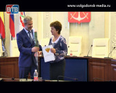 Волгодонские педагоги и воспитатели на торжественном приеме в Администрации получили отраслевые награды