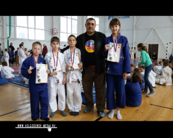 Волгодонские дзюдоисты пополнили свою копилку наград победами на Межрайонном турнире