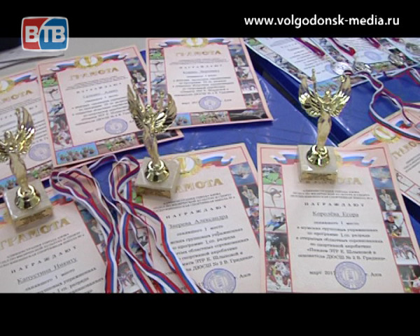 Волгодонские акробаты вернулись из Азова с медалями