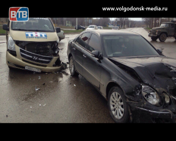 Запись с видеорегистратора аварии, в которой пострадала съемочная группа телеканала «ТНТ-Волгодонск»