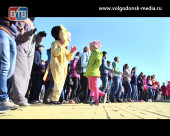 Романовская отметила Международный женский день гуляньями и флешмобом на набережной