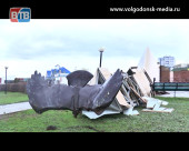 Стихия уничтожила памятник строителям на въезде в новый город