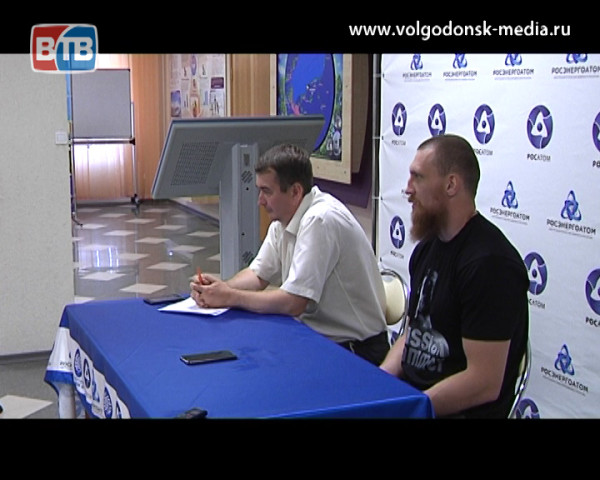 Пресс-конференцию для СМИ, после бесспорной победы, провел боксер Дмитрий Кудряшов