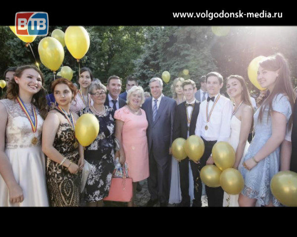 Волгодонские выпускники стали участниками губернаторского бала