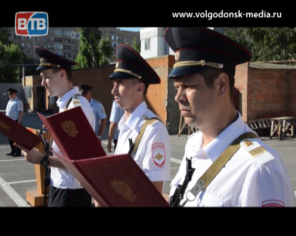 Молодые полицейские Волгодонска приняли присягу