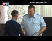 Полицейские Волгодонска поблагодарили горожанина за помощь в поимке преступника