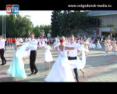 80-летие Ростовской области в Волгодонске отметили массовым исполнением вальса на площади Победы