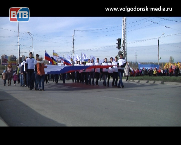 В День народного Единства горожане многотысячным парадом прошли по центральным улицам Волгодонска