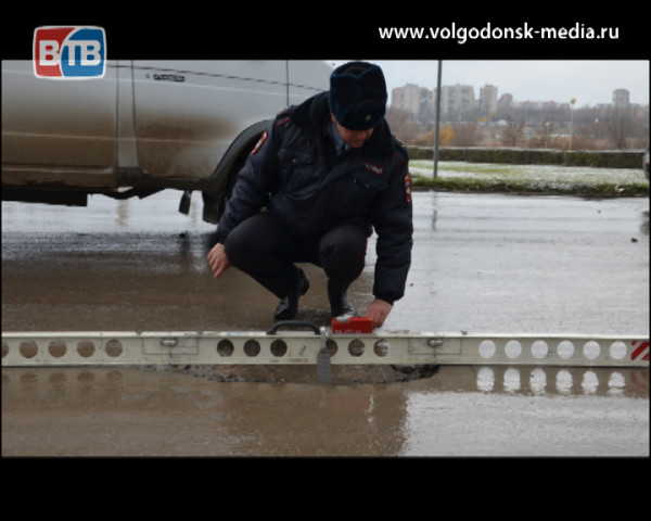СМИ и сотрудники полиции замерили глубину ям на дорогах Волгодонска