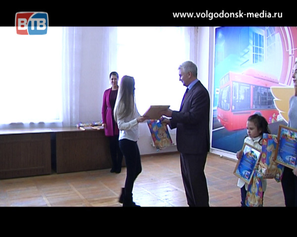 В МУП ГПТ Волгодонска наградили победителей детского и взрослого новогоднего конкурса