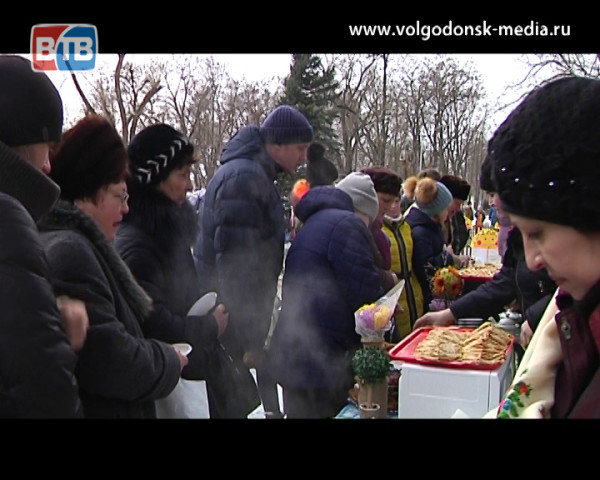 Жители Волгодонска вместе с депутатами отпраздновали Масленицу в микрорайонах города