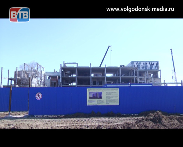 Медсанчасть с нуля. На улице Гагарина ведутся работы по демонтажу недостроя, где построят новую 6-этажную поликлинику