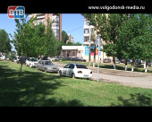Перегруженная автомобилями территория вокруг дома № 191 на улице Степной усложняет жизнь его жителям