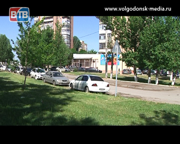 Перегруженная автомобилями территория вокруг дома № 191 на улице Степной усложняет жизнь его жителям
