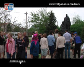 В Волгодонске почтили героев Великой Отечественной войны возложив цветы к мемориалам славы и братским могилам