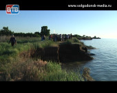 Разрушающая сила воды. В Дубовском районе берега Цимлянского водохранилища укрепляют мусором