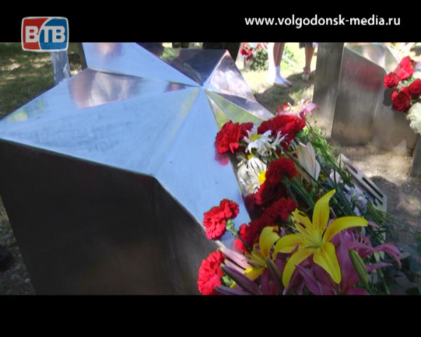 В Волгодонске состоялась акция возложения цветов в честь Дня памяти и скорби