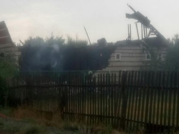 В Морозовске Ростовской области удар молнии попал в кровлю частного дома