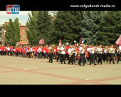 В честь Дня знаний студенты и школьники Волгодонска прошли парадом по центральной площади