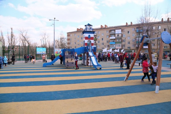 На улице Горького открылся еще один двор обустроенный по программе Комфортная городская среда