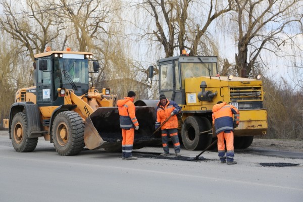 Виктор Мельников потребовал до 1 мая завершить ямочный ремонт дорог на центральных улицах