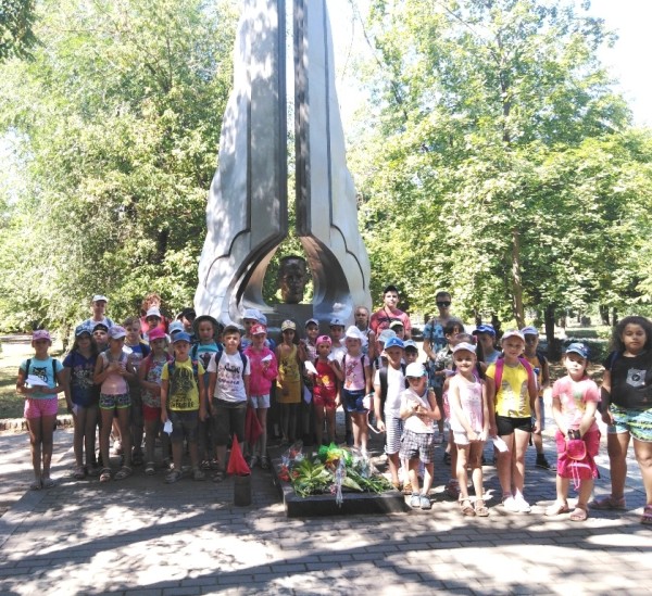 Волгодонские школьники возложили цветы к памятнику летчика-инструктора Виктора Лецко