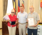 Виктор Мельников вручил медали «За любовь и верность» двум супружеским парам из Волгодонска