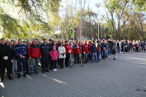 В общегородском субботнике в парке Победы приняли участие более 400 волгодонцев