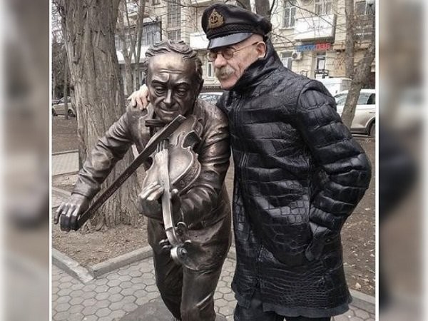 Памятник появился на пересечении проспекта Соколова и улицы Пушкинской